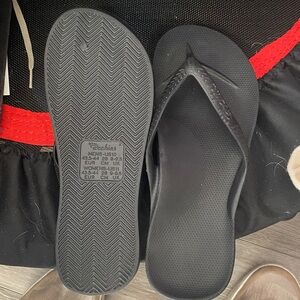 Black Archie’s flip flop, women’s size 11. New